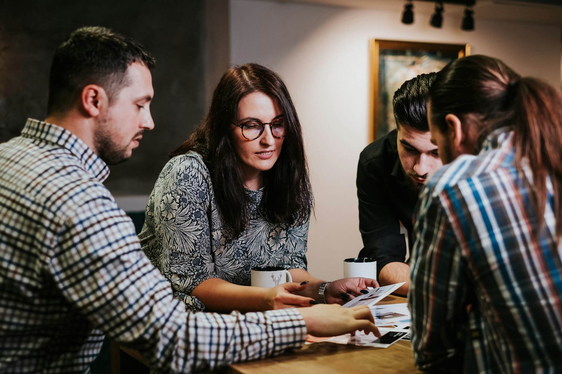 How to Develop a Creative Mindset in 5 Easy Steps 1 a group of people brainstorming